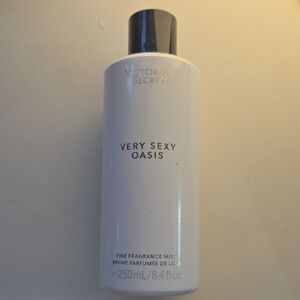 Victoria's Secret Very Sexy Oasis Mist in White and Black